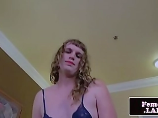 roundass femboy shakes her booty